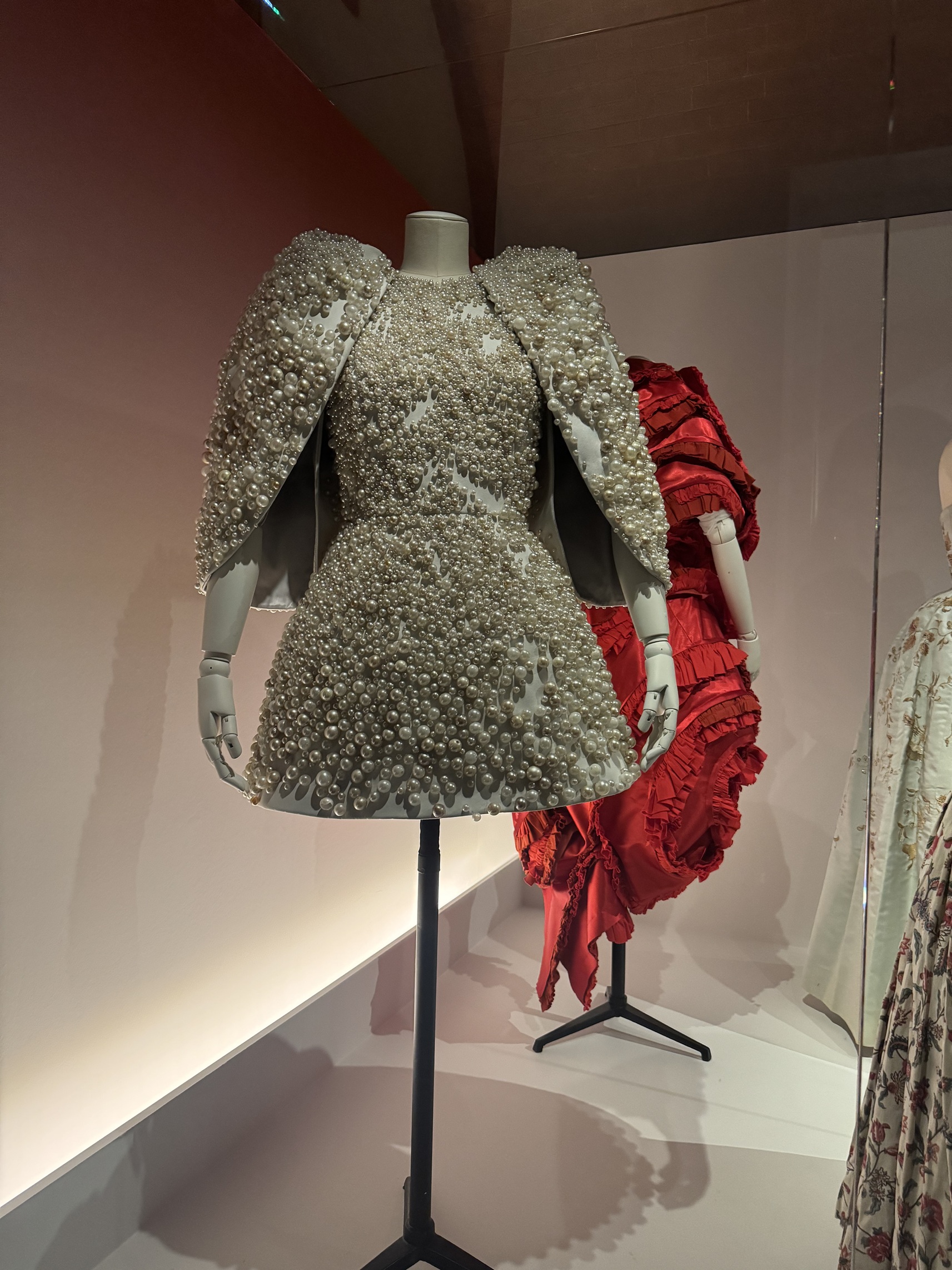 Dice Kayek �mzal� Couture Tasar�m, Palais Galliera�daki �Tisser, Broder, Sublimer� Sergisinde